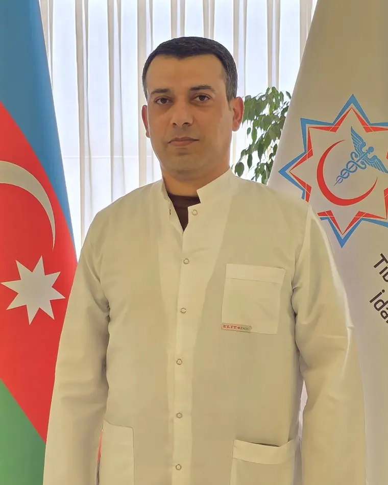 Həkim-psixiatr Dr. Fərid Məmmədov ağ həkim xalatında